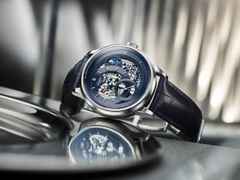 Glashütte Original PanoMaticCalendar Automatik Platin 42mm skelettiertes Zifferblatt blaues Lederband limitiert – Herrenuhren Uhr mit Kalender aus 750 Weißgold, 950 Platin und Leder. Das Gehäuse ist rund und silber. Das Lederarmband Kroko / Alligator ist blau. Das Zifferblatt ist ein Index in blau. – Ansicht 12