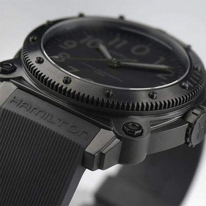Hamilton BeLOWZERO Auto TENET Titan 46mm graue Zeigerspitze schwarzes Kautschukband – Herrenuhren Uhr ohne Datum aus Titan. Das Gehäuse ist rund und schwarz. Das Kautschuk / Kunststoff / Silikon Armband ist schwarz. Das Zifferblatt ist arabisch und schwarz. – Ansicht 3