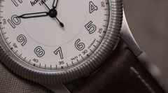 Hanhart Pioneer One weißes Zifferblatt braunes Lederband – Herrenuhren Uhr mit Datum aus Edelstahl. Das Gehäuse ist rund und silber. Das Lederarmband ist braun. Das Zifferblatt ist arabisch und weiß. – Ansicht 3