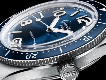 Glashütte Original SeaQ Automatik Edelstahl 40mm blaues Zifferblatt Metallband – Herrenuhren Uhr mit Datum aus Edelstahl und Keramik. Das Gehäuse ist rund und silber. Das Edelstahlarmband ist silber. Das Zifferblatt ist arabisch Index und blau. – Ansicht 3