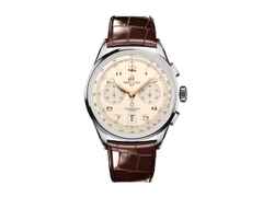 Breitling Premier B01 Chronograph 42 Automatik Edelstahl beiges Zifferblatt braunes Lederband – Herrenuhren Chronograph aus Edelstahl und Leder. Das Gehäuse ist rund und silber. Das Lederarmband Kroko / Alligator ist braun. Das Zifferblatt ist arabisch und beige.