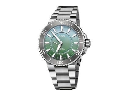 Oris Aquis Dat Watt II Limited Edition Automatik Edelstahl 43,5mm grünes Zifferblatt Metallband – Herrenuhren Uhr mit Datum aus Edelstahl und Wolfram. Das Gehäuse ist rund und silber. Das Edelstahlarmband ist silber. Das Zifferblatt ist ein Index in grün.