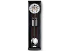 Erwin Sattler Seilzug Regulator Wanduhr Aperia III Limited Edition – Großuhren Wanduhr aus Holz. Das Gehäuse ist rechteckig und schwarz. Das Zifferblatt ist ein Index in weiß.