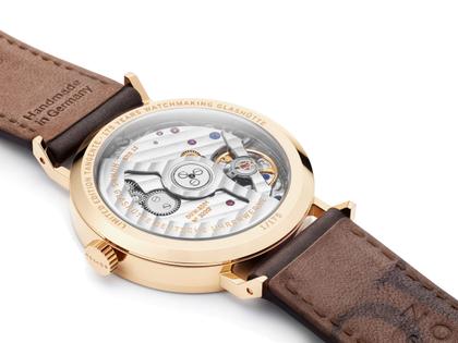 Nomos Glashütte Tangente Roségold neomatik 175 Years of Watchmaking Glashütte Automatik 35mm weißes Zifferblatt braunes Lederband – Damenuhren Uhr ohne Datum aus 750 Rotgold. Das Gehäuse ist rund und roségold. Das Lederarmband ist braun. Das Zifferblatt ist arabisch Index und silber. – Ansicht 6