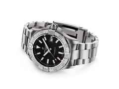 Breitling Avenger Automatik 42 Edelstahl schwarzes Zifferblatt Metallband – Herrenuhren Uhr mit Datum aus Edelstahl. Das Gehäuse ist rund und silber. Das Edelstahlarmband ist silber. Das Zifferblatt ist ein Index in schwarz. – Ansicht 3