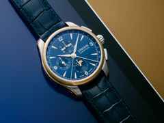 Union Glashütte Belisar Chronograph Mondphase Automatik Edelstahl 42mm blaues Zifferblatt blaues Lederband – Herrenuhren Chronograph aus 750 Rotgold, Edelstahl und Leder. Das Gehäuse ist rund und silber. Das Lederarmband ist blau. Das Zifferblatt ist arabisch Index und blau. – Ansicht 4