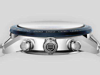 TAG Heuer Carrera Chronograph Automatik Edelstahl 44mm blaues Zifferblatt Metallband – Herrenuhren Chronograph aus Edelstahl und Keramik. Das Gehäuse ist rund und silber. Das Edelstahlarmband ist silber. Das Zifferblatt ist ein Index in blau. – Ansicht 3