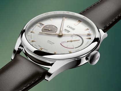 Oris Artelier Calibre 113 Handaufzug Edelstahl 43mm weißes Zifferblatt braunes Lederband – Herrenuhren Uhr mit Kalender aus Edelstahl und Leder. Das Gehäuse ist rund und silber. Das Lederarmband ist braun. Das Zifferblatt ist ein Index in weiß. – Ansicht 3