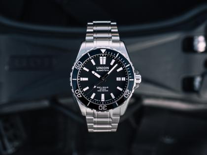 Union Glashütte Belisar  Datum Sport Pro Automatik Edelstahl 42mm schwarzes Zifferblatt Metallband – Herrenuhren Uhr mit Datum aus Edelstahl. Das Gehäuse ist rund und silber. Das Edelstahlarmband ist silber. Das Zifferblatt ist ein Index in schwarz. – Ansicht 2