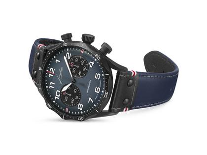 Junghans Meister Pilot Chronoscope Navy Blue Automatik Edelstahl PVD-Schwarz 43mm blaues Zifferblatt blaues Lederband – Herrenuhren Chronograph aus DLC beschichtet, Edelstahl und Leder. Das Gehäuse ist rund und schwarz. Das Lederarmband ist blau. Das Zifferblatt ist arabisch Index und blau. – Ansicht 2