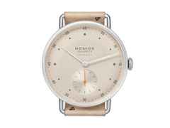 Nomos Glashütte Metro neomatik 35 Champagner Automatik Edelstahl 35mm beiges Zifferblatt beiges Lederband – Damenuhren Uhr ohne Datum aus Edelstahl. Das Gehäuse ist rund und silber. Das Lederarmband ist braun. Das Zifferblatt ist arabisch Index und beige. – Ansicht 2
