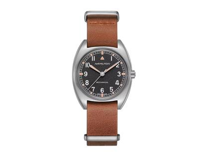 Herrenuhren Uhr ohne Datum aus Edelstahl und Leder. Das Gehäuse ist rund und silber. Das Lederarmband ist braun. Das Zifferblatt ist arabisch und schwarz.