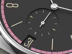 Nomos Glashütte Tangente 38 Datum "175 Years Watchmaking - Tiefseegrau" Handaufzug Edelstahl schwarzes Zifferblatt graues Textilband Glasboden – Herrenuhren Uhr mit Datum aus Edelstahl. Das Gehäuse ist rund und silber. Das Textilarmband ist grau. Das Zifferblatt ist arabisch Index und schwarz. – Ansicht 4