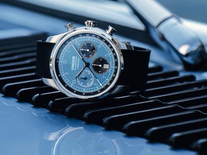 Union Glashütte Belisar Chronograph Speedster Limited Edition 2023 – Herrenuhren Chronograph aus Edelstahl. Das Gehäuse ist rund und silber. Das Edelstahlarmband ist silber. Das Zifferblatt ist arabisch Index und blau. – Ansicht 7