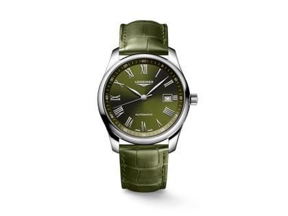 Longines Master Collection Automatik Edelstahl 40mm grünes Zifferblatt grünes Lederband – Herrenuhren Uhr mit Datum aus Edelstahl. Das Gehäuse ist rund und silber. Das Lederarmband ist grün. Das Zifferblatt ist römisch und grün.