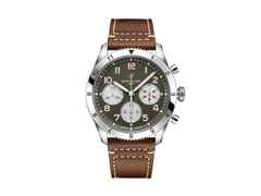 Breitling Classic Avi Chronograph 42 Curtiss Warhawk Automatik Edelstahl grünes Zifferblatt braunes Lederband – Herrenuhren Chronograph aus Edelstahl und Leder. Das Gehäuse ist rund und silber. Das Lederarmband ist braun. Das Zifferblatt ist arabisch Index und grün.