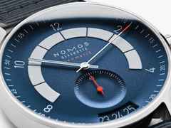 Nomos Glashütte Autobahn neomatik 41 Datum Nachtblau Automatik Edelstahl 41mm blaues Zifferblatt blaues Textilband – Herrenuhren Uhr mit Datum aus Edelstahl. Das Gehäuse ist rund und silber. Das Textilarmband ist blau. Das Zifferblatt ist arabisch Index und blau. – Ansicht 2