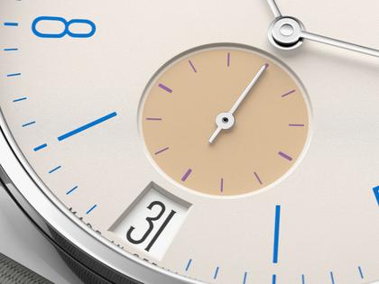 Nomos Glashütte Tangente 38 Datum "175 Years Watchmaking - Schulhausweiß" Handaufzug Edelstahl cremeweißes Zifferblatt graues Textilband Glasboden – Herrenuhren Uhr mit Datum aus Edelstahl. Das Gehäuse ist rund und silber. Das Textilarmband ist grau. Das Zifferblatt ist arabisch Index und beige. – Ansicht 5