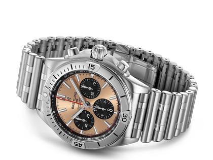 Breitling Chronomat B01 42 Edelstahl braunes Zifferblatt Metallband – Herrenuhren Chronograph aus Edelstahl. Das Gehäuse ist rund und silber. Das Edelstahlarmband ist silber. Das Zifferblatt ist ein Index in roségold. – Ansicht 4