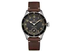Hamilton Khaki Aviation Pilot Pioneer Mechanical Handaufzug Edelstahl 43mm schwarzes Zifferblatt braunes Lederband – Herrenuhren Uhr ohne Datum aus Edelstahl und Leder. Das Gehäuse ist rund und silber. Das Lederarmband ist braun. Das Zifferblatt ist arabisch und schwarz.