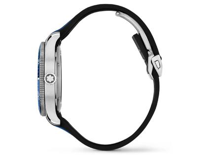Montblanc 1858 Iced Sea Automatic Date blau Kautschukband – Herrenuhren Uhr mit Datum aus Edelstahl und Keramik. Das Gehäuse ist rund und silber. Das Kautschuk / Kunststoff / Silikon Armband ist blau. Das Zifferblatt ist arabisch Index und blau. – Ansicht 2