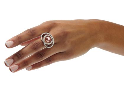 Angela Hübel Pirouette Ring Platin mit Ming-Zuchtperle und Brillanten 0,720ct – Ringe Ring mit Besatz aus 950 Platin.