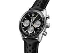 TAG Heuer Carrera Chronograph Automatik Edelstahl 39mm schwarzes Zifferblatt schwarzes Lederband – Herrenuhren Chronograph aus Edelstahl und Leder. Das Gehäuse ist rund und silber. Das Lederarmband ist schwarz. Das Zifferblatt ist ein Index in schwarz. – Ansicht 2