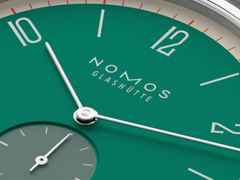 Nomos Glashütte Tangente 38 Datum "175 Years Watchmaking - Schlossgrün" Handaufzug Edelstahl grünes Zifferblatt graues Textilband Glasboden – Herrenuhren Uhr mit Datum aus Edelstahl. Das Gehäuse ist rund und silber. Das Textilarmband ist grau. Das Zifferblatt ist arabisch Index und grün. – Ansicht 5