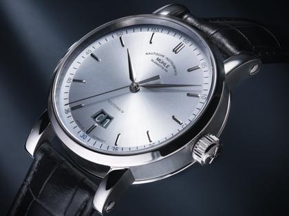 Mühle Glashütte Teutonia IV Großdatum Edition 1994 Automatik Edelstahl 41mm eisblaues Zifferblatt schwarzes Lederband – Herrenuhren Uhr mit Datum aus Edelstahl. Das Gehäuse ist rund und silber. Das Lederarmband Kroko / Alligator ist schwarz. Das Zifferblatt ist ein Index in blau. – Ansicht 2
