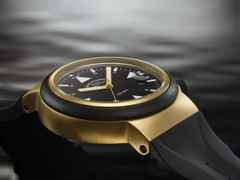 Mühle Glashütte S.A.R. Rescue-Timer Gold Limited Edition Automatik Gelbgold 42mm schwarzes Zifferblatt schwarzes Kautschukband – Herrenuhren Uhr mit Datum aus 750 Gelbgold, Edelstahl und PVD beschichtet. Das Gehäuse ist rund und gelbgold. Das Kautschuk / Kunststoff / Silikon Armband ist schwarz. Das Zifferblatt ist ein Index in schwarz. – Ansicht 5