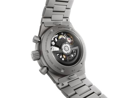 Porsche Design Chronograph 1 - All Titanium Numbered Edition – Herrenuhren Chronograph aus Edelstahl und PVD beschichtet. Das Gehäuse ist rund und silber. Das Titanarmband ist silber. Das Zifferblatt ist ein Index in schwarz. – Ansicht 3