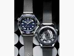 Omega Seamaster Diver 300M James Bond 60th Anniversary Automatik Edelstahl 42mm blaues Zifferblatt Metallband – Herrenuhren Uhr ohne Datum aus Aluminium und Edelstahl. Das Gehäuse ist rund und silber. Das Edelstahlarmband ist silber. Das Zifferblatt ist ein Index in blau. – Ansicht 3