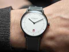 Sternglas Naos Edition Bauhaus III Quarz Edelstahl Schwarz-PVD 38mm weißes Zifferblatt graues Lederband – Herrenuhren Uhr mit Datum aus Edelstahl, Leder und PVD beschichtet. Das Gehäuse ist rund und schwarz. Das Lederarmband ist grau. Das Zifferblatt ist arabisch Index und weiß. – Ansicht 6