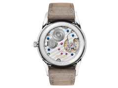 Nomos Glashütte Orion 33 Duo Handaufzug Edelstahl 33mm weißes Zifferblatt beiges Lederband Glasboden – Damenuhren Uhr ohne Datum aus Edelstahl. Das Gehäuse ist rund und silber. Das Lederarmband ist beige. Das Zifferblatt ist ein Index in beige. – Ansicht 2