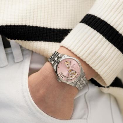 Hamilton Jazzmaster Open Heart Lady Automatik Edelstahl 36mm rosa Zifferblatt Metallband – Damenuhren Uhr ohne Datum aus Edelstahl. Das Gehäuse ist rund und silber. Das Edelstahlarmband ist silber. Das Zifferblatt ist ein Index in rosa. – Ansicht 4