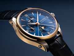 Union Glashütte Belisar Chronograph Mondphase Automatik Edelstahl 42mm blaues Zifferblatt blaues Lederband – Herrenuhren Chronograph aus 750 Rotgold, Edelstahl und Leder. Das Gehäuse ist rund und silber. Das Lederarmband ist blau. Das Zifferblatt ist arabisch Index und blau. – Ansicht 2