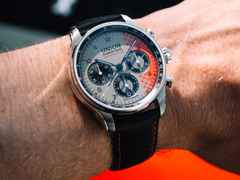 Union Glashütte Belisar Chronograph Speedster 2026 Limited Edition Automatik Edelstahl 40mm beiges Zifferblatt schwarzes Lederband Metallband – Herrenuhren Chronograph aus Edelstahl und Leder. Das Gehäuse ist rund und silber. Das Lederarmband ist schwarz. Das Zifferblatt ist arabisch Index und beige. – Ansicht 11