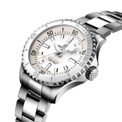 Breitling Superocean Automatic 36 Edelstahl weißes Zifferblatt Metallband – Damenuhren Uhr ohne Datum aus Edelstahl und Keramik. Das Gehäuse ist rund und silber. Das Edelstahlarmband ist silber. Das Zifferblatt ist ein Index in weiß. – Ansicht 3