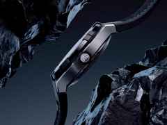 Maurice Lacroix AIKON-IC Frozen Carbon Automatik Edelstahl 43mm Carbon-Zifferblatt schwarzes Kautschukband – Herrenuhren Uhr mit Datum aus Carbon, Edelstahl, Kautschuk und Keramik. Das Gehäuse ist rund und silber. Das Kautschuk / Kunststoff / Silikon Armband ist schwarz. Das Zifferblatt ist ein Index in schwarz. – Ansicht 3