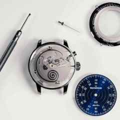 MeisterSinger Bell Hora Edelstahl blaues Zifferblatt braunes Lederband – Herrenuhren Uhr ohne Datum aus Edelstahl. Das Gehäuse ist rund und silber. Das Lederarmband ist braun. Das Zifferblatt ist arabisch und blau. – Ansicht 5