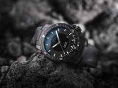 Mühle Glashütte Sea-Timer Blackmotion Automatik Edelstahl PVD-Schwarz 44mm schwarzes Zifferblatt schwarzes Kautschukband – Herrenuhren Uhr mit Datum aus Edelstahl, PVD beschichtet und Titancarbid beschichtet. Das Gehäuse ist rund und schwarz. Das Kautschuk / Kunststoff / Silikon Armband ist schwarz. Das Zifferblatt ist ein Index in schwarz. – Ansicht 3