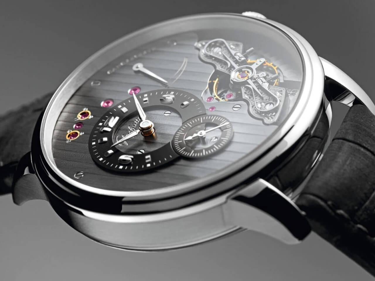 Glashütte Original PanoInverse XL Reserve Handaufzug Edelstahl 42mm graues Zifferblatt graues Lederband – Herrenuhren Uhr ohne Datum aus Edelstahl. Das Gehäuse ist rund und silber. Das Lederarmband Kroko / Alligator ist schwarz. Das Zifferblatt ist ein Index in grau. – Ansicht 3