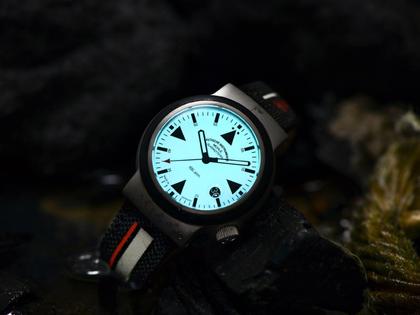 Mühle Glashütte S.A.R. Rescue-Timer LUMEN Automatik 42mm beiges Zifferblatt schwarzes Canvasband – Herrenuhren Uhr mit Datum aus Edelstahl und Kautschuk. Das Gehäuse ist rund und silber. Das Textilarmband ist schwarz. Das Zifferblatt ist ein Index in beige. – Ansicht 4