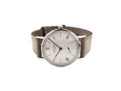 Nomos Glashütte Ludwig 33 Handaufzug Edelstahl 33mm weiß-silbernes Zifferblatt beiges Veloursband 243 Full Set mit Garantie Occasion – Damenuhren Uhr ohne Datum aus Edelstahl. Das Gehäuse ist rund und silber. Das Lederarmband ist beige. Das Zifferblatt ist römisch Index und weiß.