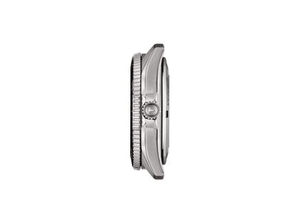 Tissot Seastar Wilson WNBA Automatik Edelstahl 40mm schwarzes Zifferblatt orangefarbenes Lederband – Herrenuhren Uhr mit Datum aus Edelstahl. Das Gehäuse ist rund und silber. Das Lederarmband ist orange. Das Zifferblatt ist ein Index in schwarz. – Ansicht 3
