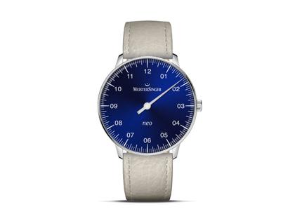 Damenuhren Uhr ohne Datum aus Edelstahl und Leder. Das Gehäuse ist rund und silber. Das Lederarmband ist beige. Das Zifferblatt ist arabisch und blau.