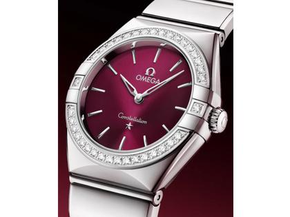 Omega Constellation Quarz Edelstahl 28mm rotes Zifferblatt mit Brillanten Metallband – Damenuhren Uhr ohne Datum aus Edelstahl. Das Gehäuse ist rund und silber. Das Edelstahlarmband ist silber. Das Zifferblatt ist ein Index in rot. – Ansicht 4