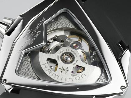 Hamilton Ventura XXL Skeleton Automatic Edelstahl 46x46mm skelettiertes Zifferblatt schwarzes Kautschukband – Herrenuhren Uhr ohne Datum aus Edelstahl und Kautschuk. Das Gehäuse ist sonstige Form und silber. Das Kautschuk / Kunststoff / Silikon Armband ist schwarz. Das Zifferblatt ist skelettiert und schwarz. – Ansicht 4