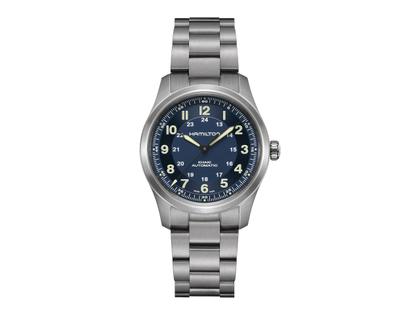 Hamilton Khaki Field Titanium Auto Titan 38mm blaues Zifferblatt Metallband – Herrenuhren Uhr ohne Datum aus Titan. Das Gehäuse ist rund und grau. Das Titanarmband ist grau. Das Zifferblatt ist arabisch und blau.