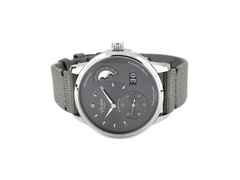 Glashütte Original PanoMaticLunar Automatik Edelstahl 40mm grau Textilband 1-90-02-43-32-66 Full Set mit Garantie Occasion – Herrenuhren Uhr mit Datum aus Edelstahl. Das Gehäuse ist rund und silber. Das Textilarmband ist grau. Das Zifferblatt ist arabisch Index und grau.